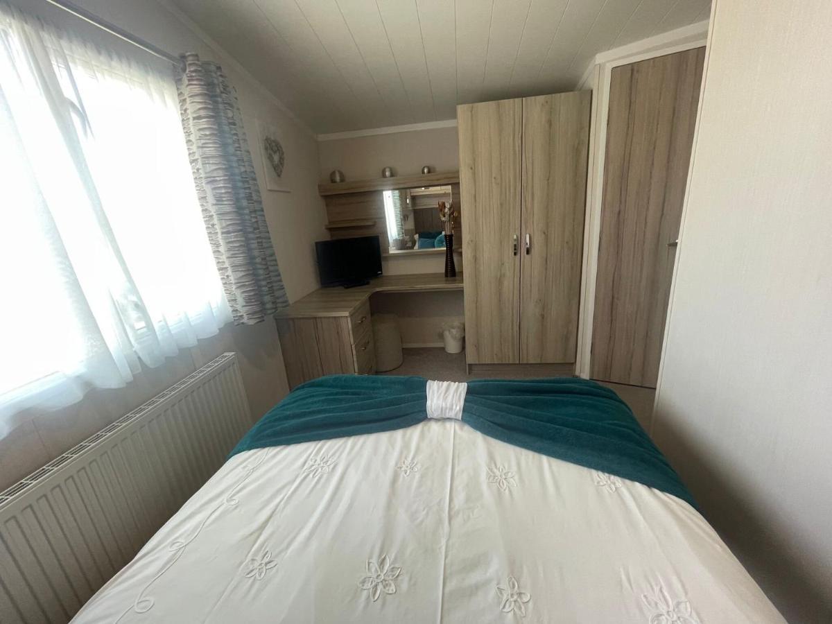 Lakeside Retreat 3 With Hot Tub, Private Fishing Peg Situated At Tattershall Lakes Country Park Zewnętrze zdjęcie