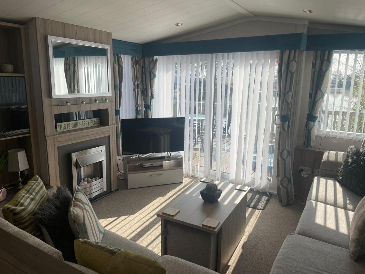 Lakeside Retreat 3 With Hot Tub, Private Fishing Peg Situated At Tattershall Lakes Country Park Zewnętrze zdjęcie