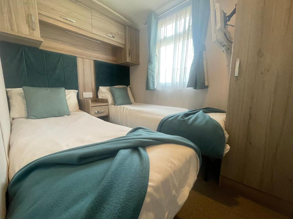 Lakeside Retreat 3 With Hot Tub, Private Fishing Peg Situated At Tattershall Lakes Country Park Zewnętrze zdjęcie