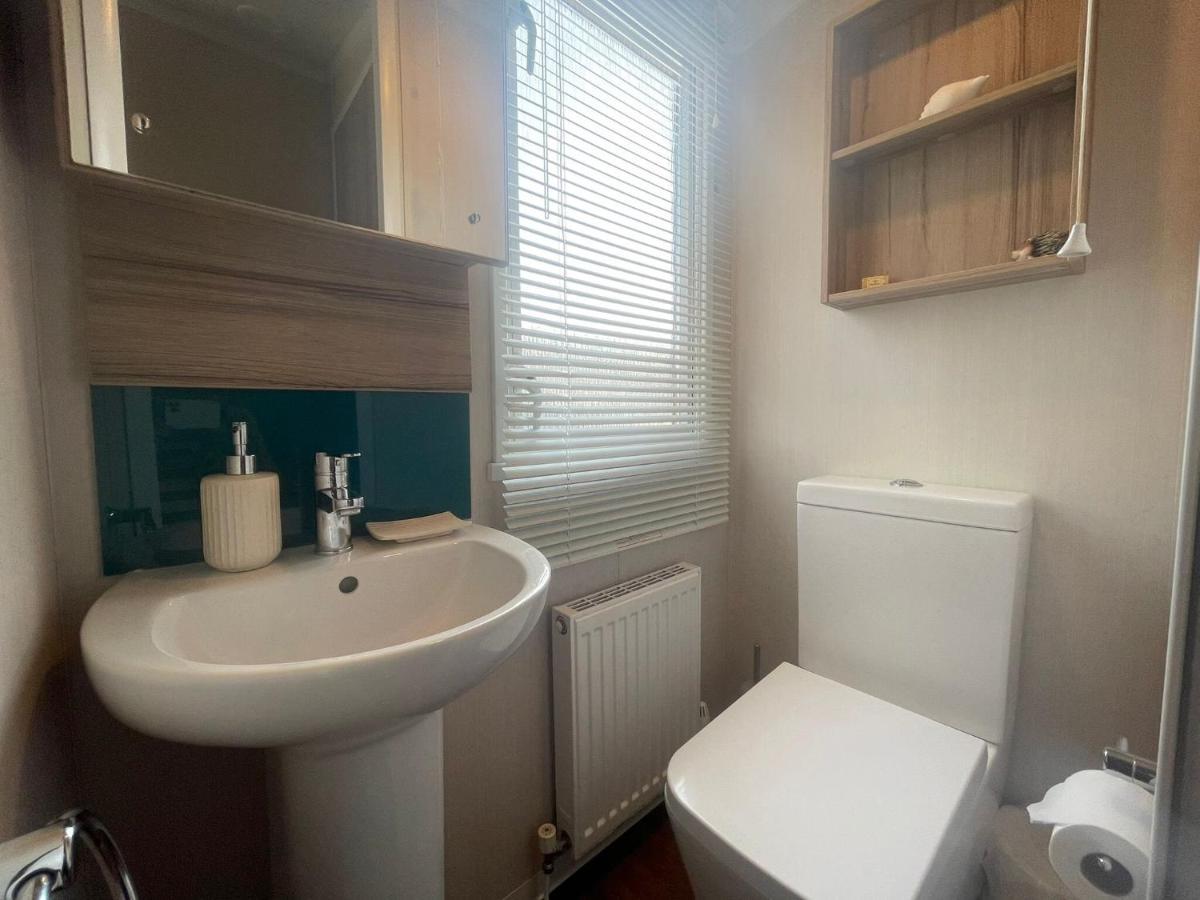 Lakeside Retreat 3 With Hot Tub, Private Fishing Peg Situated At Tattershall Lakes Country Park Zewnętrze zdjęcie