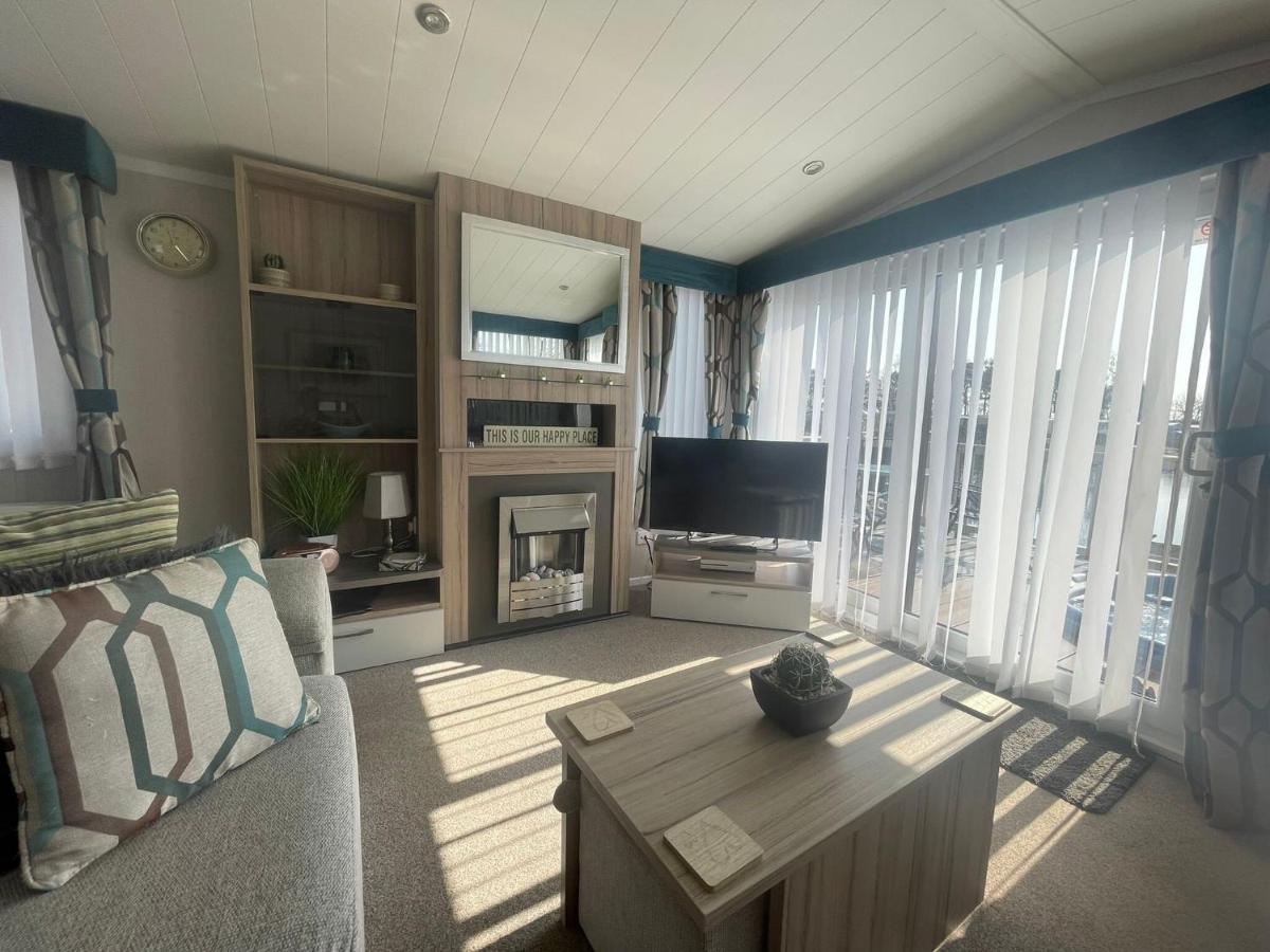 Lakeside Retreat 3 With Hot Tub, Private Fishing Peg Situated At Tattershall Lakes Country Park Zewnętrze zdjęcie