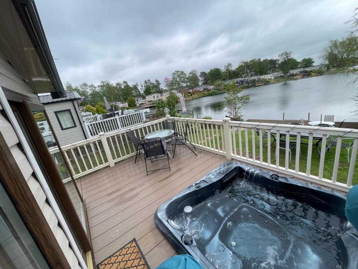 Lakeside Retreat 3 With Hot Tub, Private Fishing Peg Situated At Tattershall Lakes Country Park Zewnętrze zdjęcie