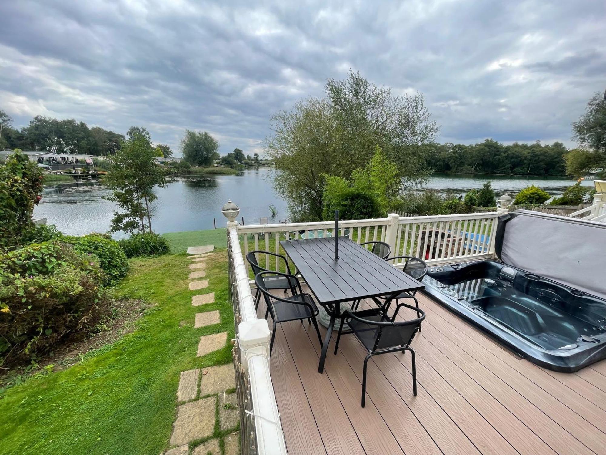 Lakeside Retreat 3 With Hot Tub, Private Fishing Peg Situated At Tattershall Lakes Country Park Zewnętrze zdjęcie